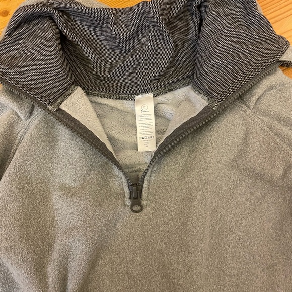 Ivivvia turtle neck furry sweater !! Too small but in awesome condition! - Picture 3 of 3